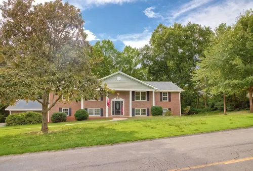 Spacious 5-bedroom, 3-bathroom house with pool table in delightful Rome