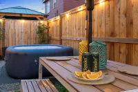 Vibrant Parkside Retreat -Newly Renovated, Hot Tub & Walkable to Downtown! - petit déjeuner