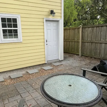 Adorable guest house with private backyard in Mount Pleasant