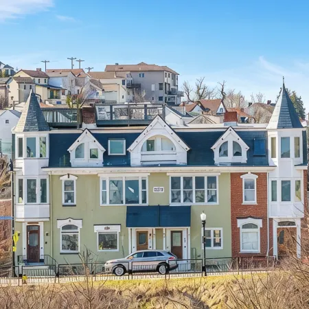 Breathtaking views of Pittsburgh from Mt. Washington! Rooftop deck + parking!
