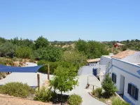 Small apartment in a quiet location with two private terraces and sea views Hotels in Quelfes