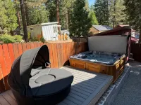Modern 3Br Condo with Hot Tub, EV, High-End Coffee Machine & 10 Min Walk to Lake - Wi-Fi
