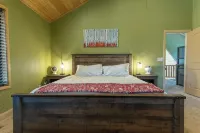 Gorgeous Chalet Cabin w/NEW HOT TUB near National Parks and loaded w'/Amenities! - balcony