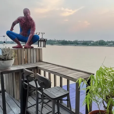 Glorilla Amphawa Riverside