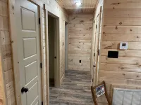 Cozy cabin in the woods.   Close to boat ramp.  Shared 5 bay boat storage - 3성급
