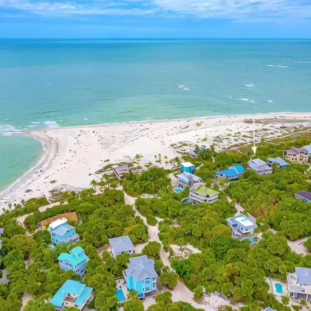 BEACHFRONT, HEATED POOL, KAYAKS/SUP, LANAI W/ GULF VIEWS, 85' DOCK, 2 GOLF CARTS Hotele w: Captiva