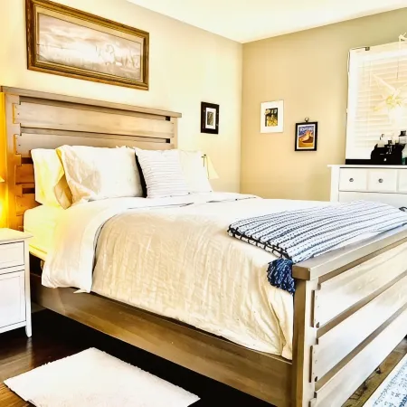Cozy 2-bedroom Townhome with free parking in charming Downtown Chattanooga