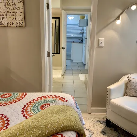 Bear House 1890, Sherfey Suite, Perfect Getaway, Walk to Cafes, Outdoor Activity