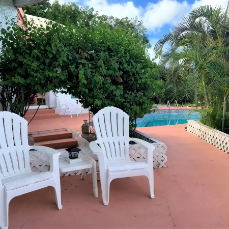 Sunshine & Happiness! 2 BR Home, pool & ocean view