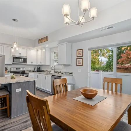 New 2 BR Townhouse in the Heart of Wenatchee. Great for Families, pet friendly.