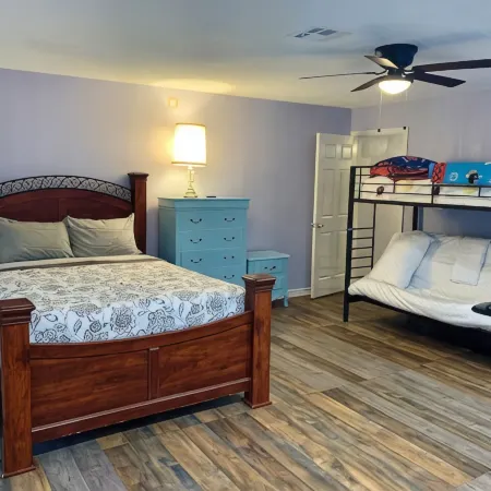 Peaceful Home 10 minutes to Downtown, Shopping mall, Restaurants and Night Clubs