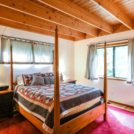 Cozy Cabin Nestled in the Heart of Oak Creek, minutes from trails