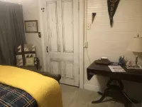 2 story farm house just off 795, sleeps 10+ - Homestays