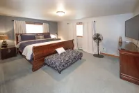 The Moose Pad, Rustic Luxury, Spacious & Serene,  4Bed, Sleeps 12, Spa + Hot Tub