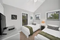 Professionally Decorated - Large Boat Slip - This Villa Is A Must Stay !! - Boutique