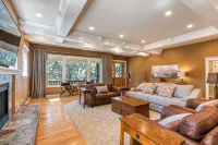 Royal Oak Manor Lrg Private Home and Yard Sleeps 18! - Bungalows