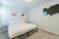 4BR/3.5BH Private Pool: 5M Airport, F1 & 2-Story - Private Pools