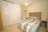 Modern Villa - UpstairsSt Philip Barbados, 5 min from Airport, AC, Wifi Parking Hotels in 