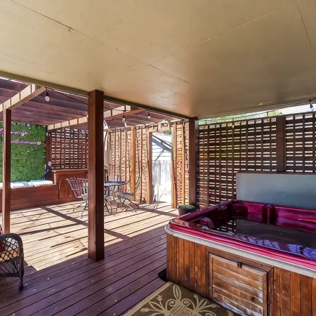 Comfy Hangout House - Sleeps 16 - Pool & Hot Tub!