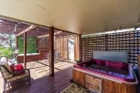 Comfy Hangout House - Sleeps 16 - Pool & Hot Tub!