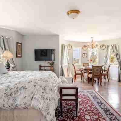 Cambria Victorian Castle: Walk to Beach, Village Shops, Wineries and Galleries! Rooms
