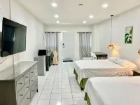 Footsteps to Beach, AC, Fast Wi-Fi, Hot Water Hotels in 