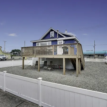 Classic Shore House in the Heart of Beach Haven