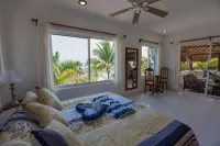 Beachfront Villa with pool & waterfall: Gorgeous sandy beach - maisons de vacances