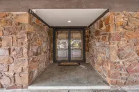 4BR Retreat w/ KING Bed, Hot Tub & Prime Location - Wifi