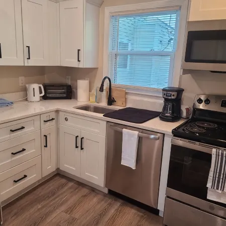 Downtown Marblehead 2brm/1.5bath w/ deck
