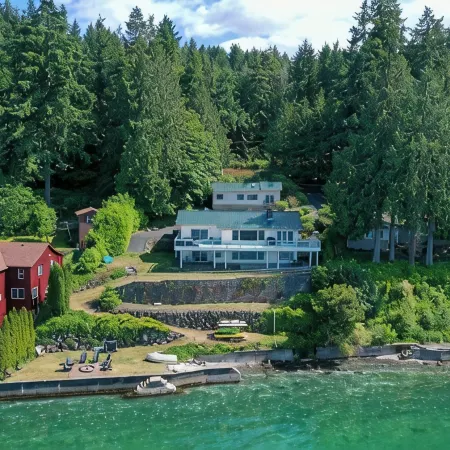 Beautiful Beach House and additional beach cabin with Olympic Mountain view