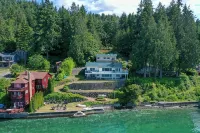 Beautiful Beach House and additional beach cabin with Olympic Mountain view