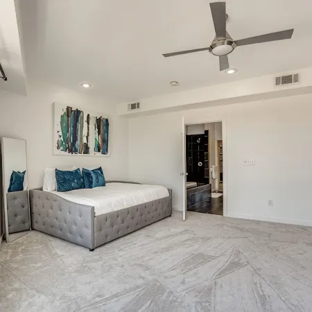 Modern 4 Story Townhome -5 minutes walk to Deep Ellum & Fair Park!