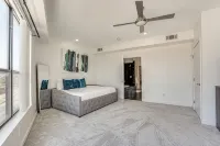 Modern 4 Story Townhome -5 minutes walk to Deep Ellum & Fair Park! - อ่างจากุชชี่