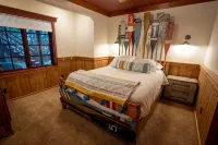 Northwoods Lake Escape • Bonfires, Boats & Fish! - balcony