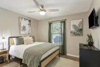 Pool & Hot Tub! Pool Bar! Bikes! 4 Min to Beach! Arcade Games! Golf Cart!!