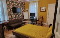 4 br 2 baClassical Victorian Home Off Walnut Street in Shadyside Pittsburgh - Holiday bungalows