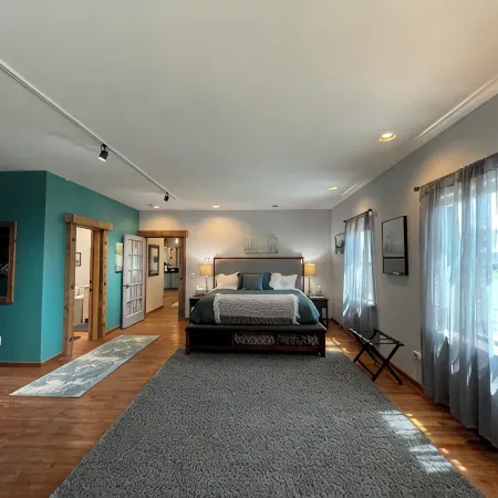 Connoisseur Hideaway