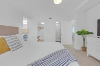 Waterfront Oasis 2BR/2BA with Pool, Gym, Balcony & Parking - balcony