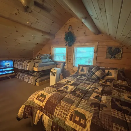 Charming 3 Bedroom, 2 Bath Custom Built Log Cabin in Ocala National Forest.