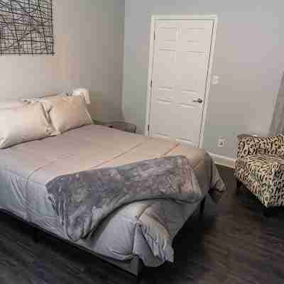 Corner Bungalow: Newly Renovated, Spacious & Open, Central & Convenient. Rooms