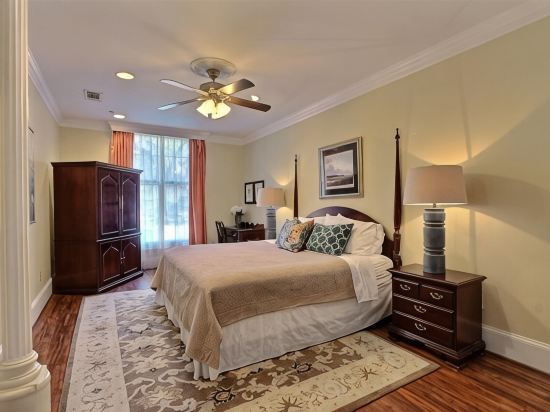 2bd, 1.5 ba Historic District and River Street-Walk to Everything!
