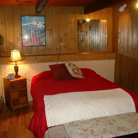 PERFECT LOCATION !!  ONE MILE FROM NORTH CONWAY WITH A SECLUDED FEEL !!