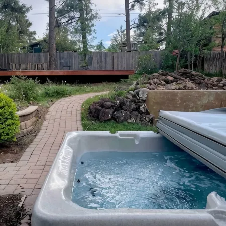 Central Location, Hot tub, Huge Yard, New Bathroom