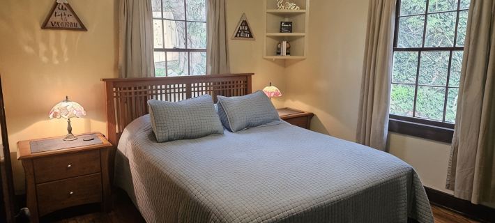 A Charming Craftsman's Cottage that is 5 minute walk from downtown Greeneville. 그린 카운티 호텔