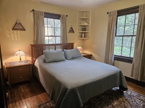 A Charming Craftsman's Cottage that is 5 minute walk from downtown Greeneville. - 2-Star
