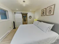 Outlaw Inn Unit 4.  Newly Remodeled large unit! 2 minutes walk to Main Street. - Balkon