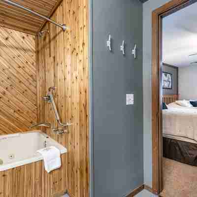 Poolside Villa on Lake Delton Rooms