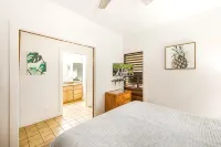 BRAND NEW AC | Ground Floor 1 Bdrm | Peekaboo Ocean View | Pool | 5 Min to Beach - مسبح