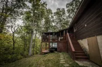Rustic Lakefront Cabin near Smokies w/ Hot Tub, Firepit, Pool Table + Views! - シャレー